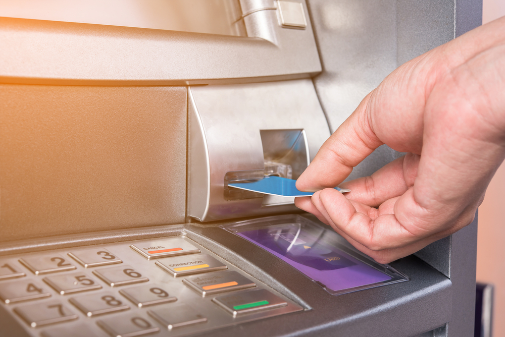 Skimmer sul bancomat per clonare le carte: sequestrato