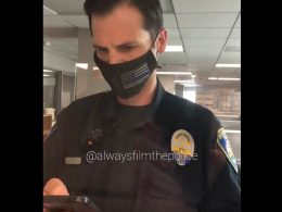 Poliziotto di Beverly Hills con smartphone in mano